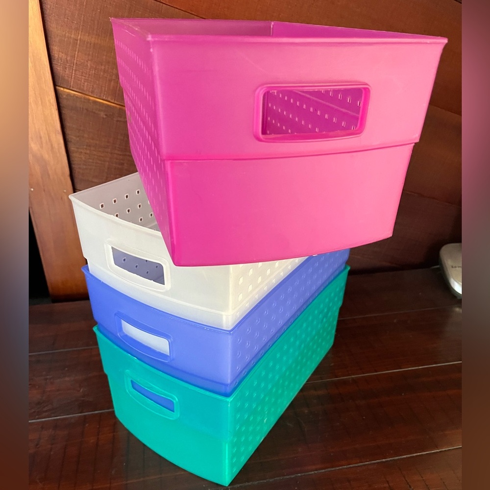 4-Plastic Baskets - Picture 3 of 9